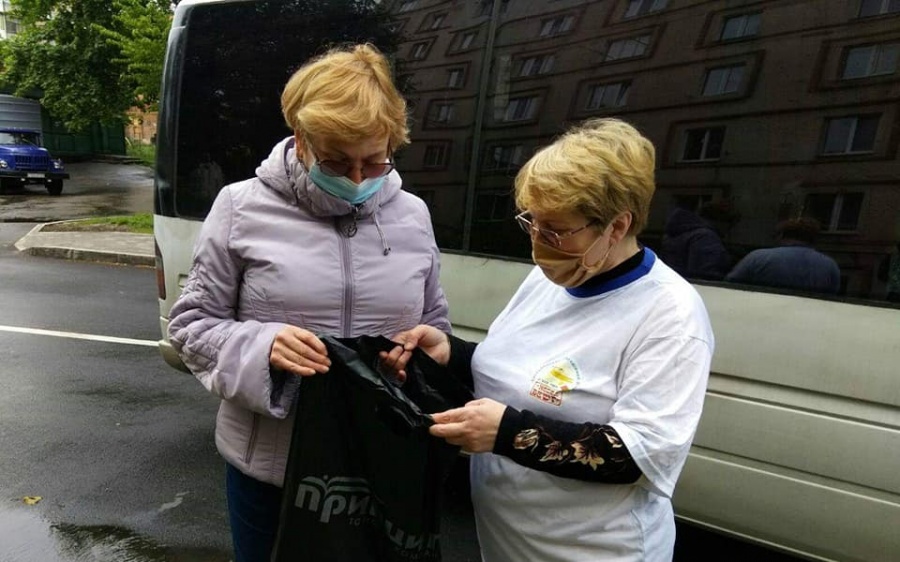 Волонтеры «Хесед Бешт» в Хмельницком поздравили пенсионеров с Шавуотом